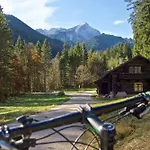 Zentrale In Mit Zugspitzblick * جارمش بارتنكيرشن